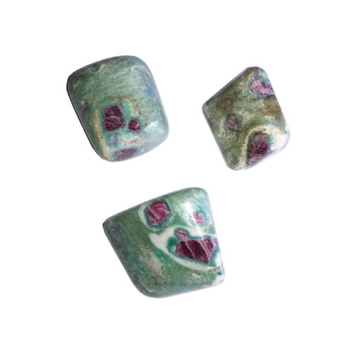 piedra rodada rubi sobre fucsita