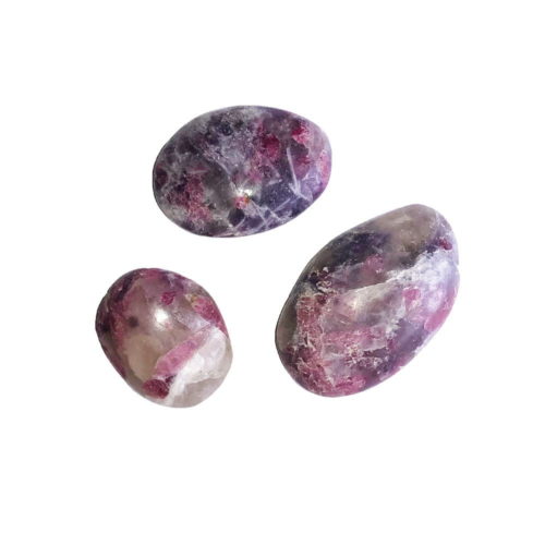 piedra rodada turmalina rosa sobre anhidrita