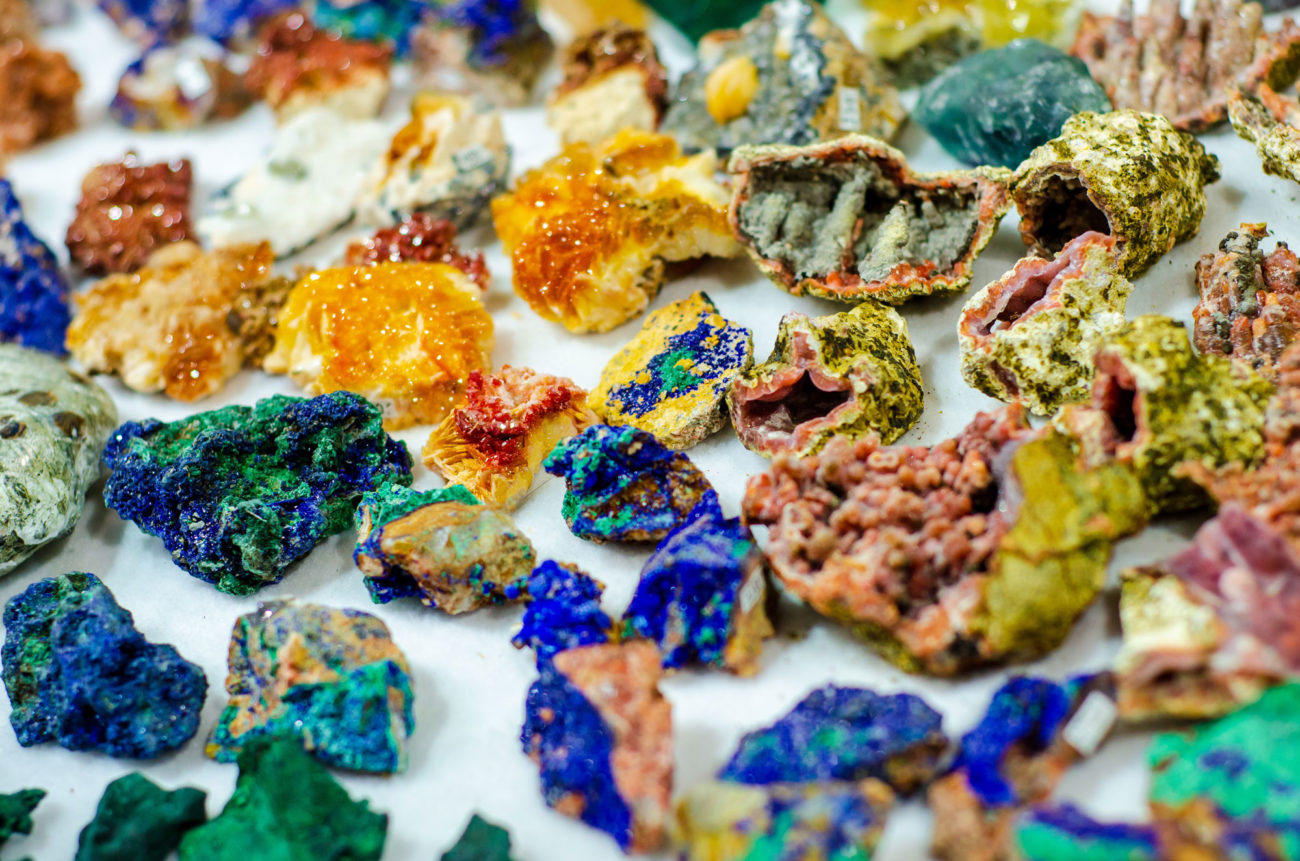 combinar-múltiples-cristales-o-joyas-que-obedecen-las-normas