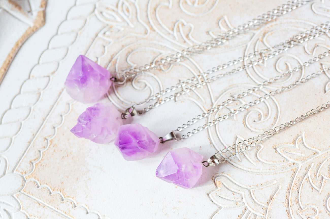 por qué-llevar-un-collar-con-un-pendiente-de-piedras-preciosas