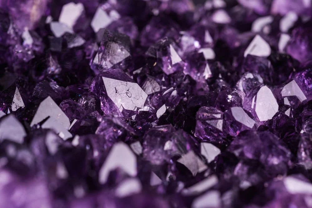 Piedra amatista violeta bruta — cristal de litoterapia que favorece intuición y serenidad