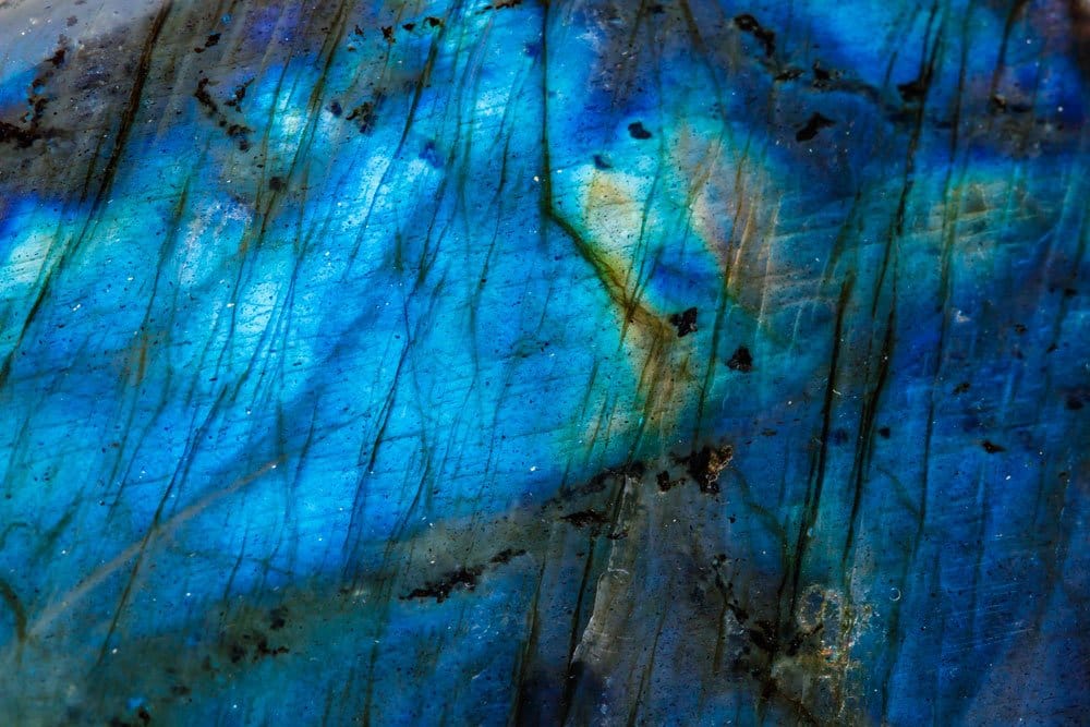 Piedra labradorita con reflejos azules y dorados — cristal de protección y transformación