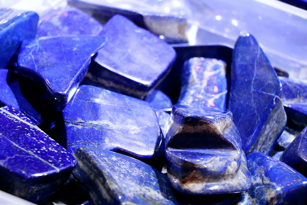 Piedra lapislázuli azul profundo con inclusiones de pirita dorada — cristal de sabiduría y verdad